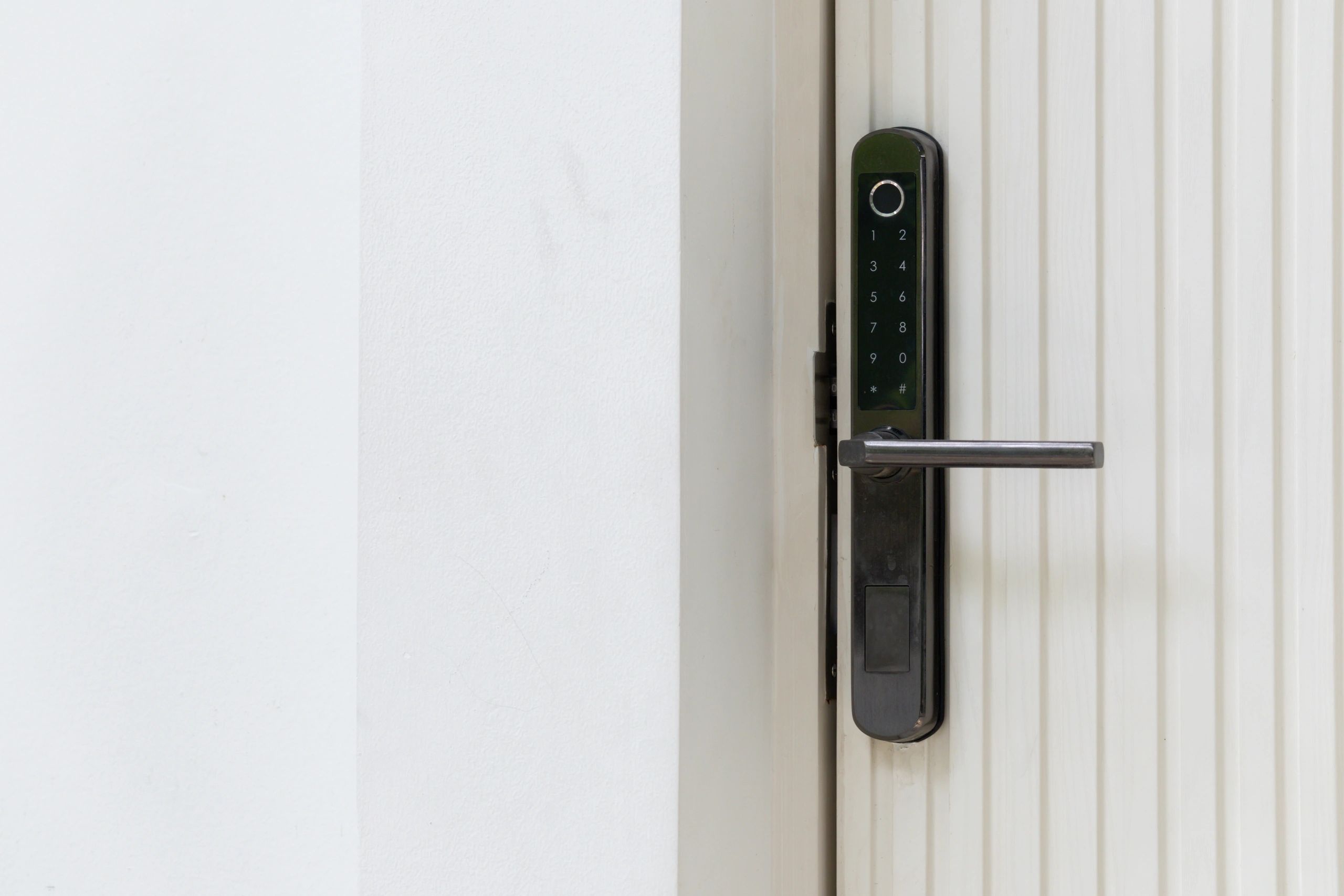 Electronic keypad lock for commercial entry