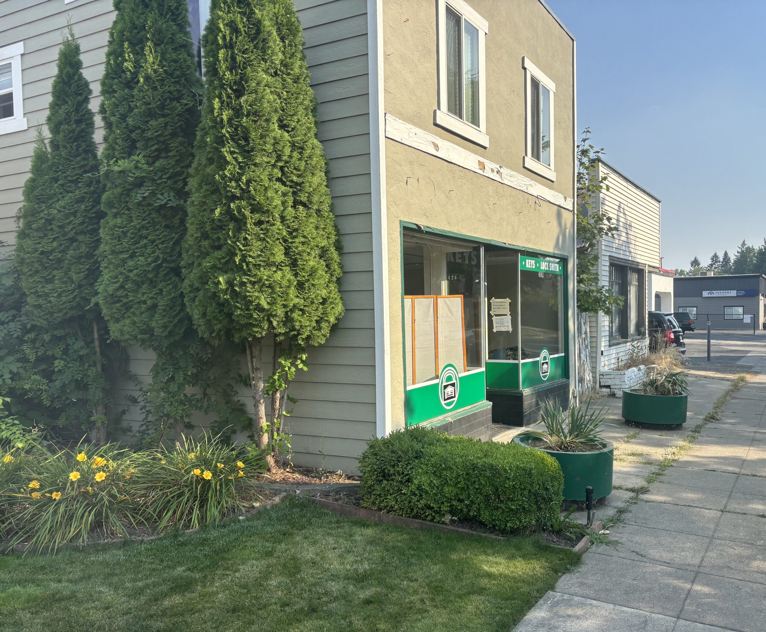 Advantage Lock & Key storefront exterior in Spokane with green window signage